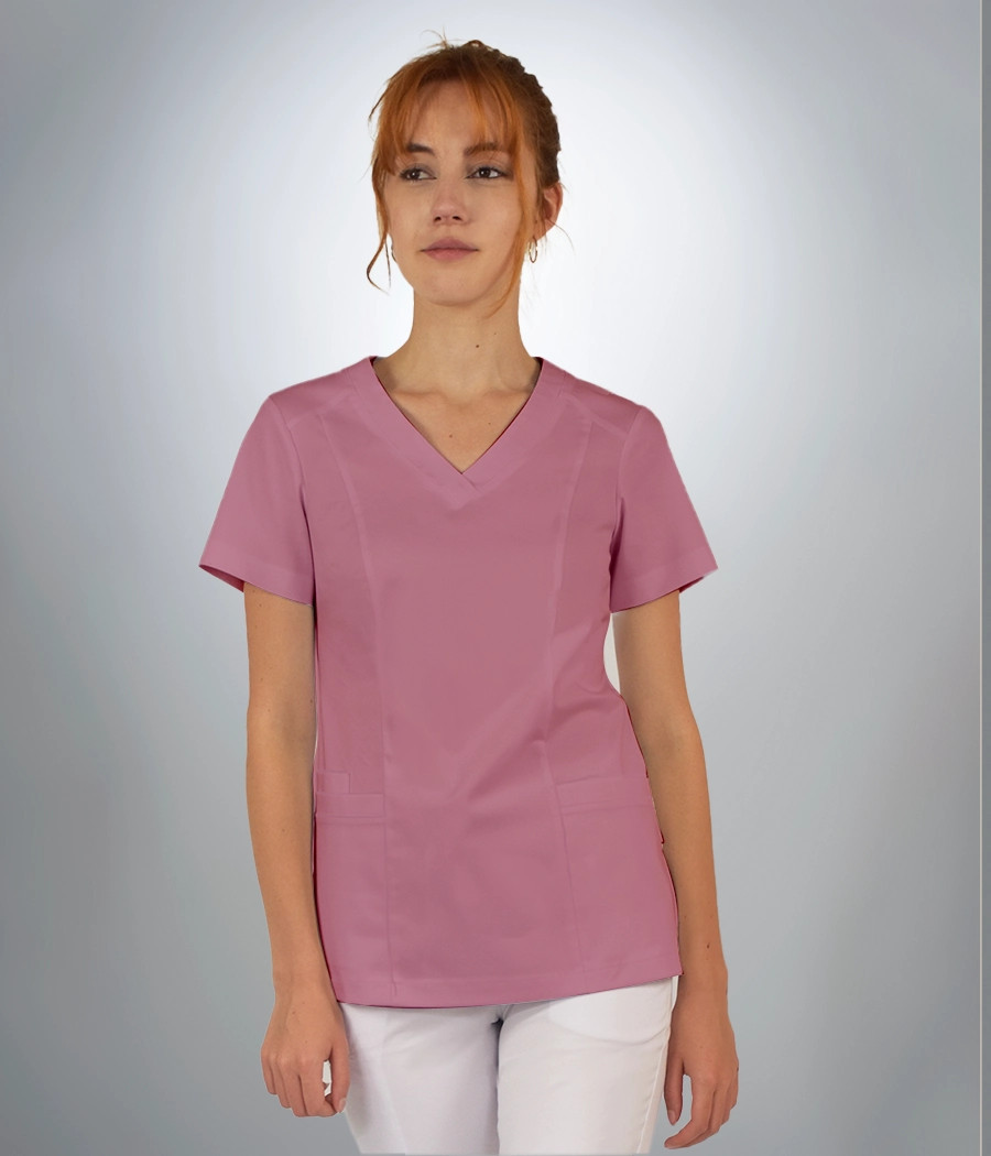 Bluza scrub medyczna damska z karczkiem i podłużne cięcia 1820 w kolorze ciemnego różu CS K39