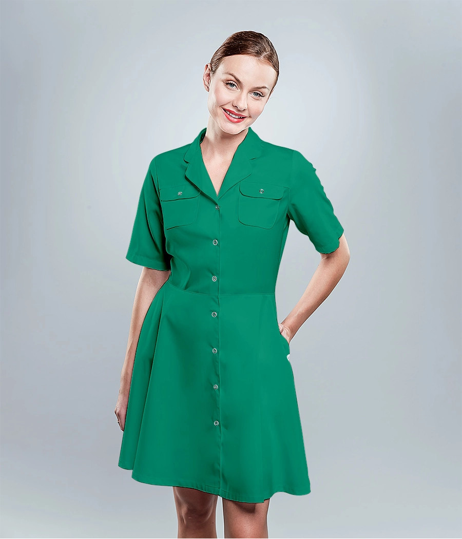 Sukienka medyczna damska rozkloszowana z zaokrąglonymi klapkami  0204 w kolorze zielonym OP K6