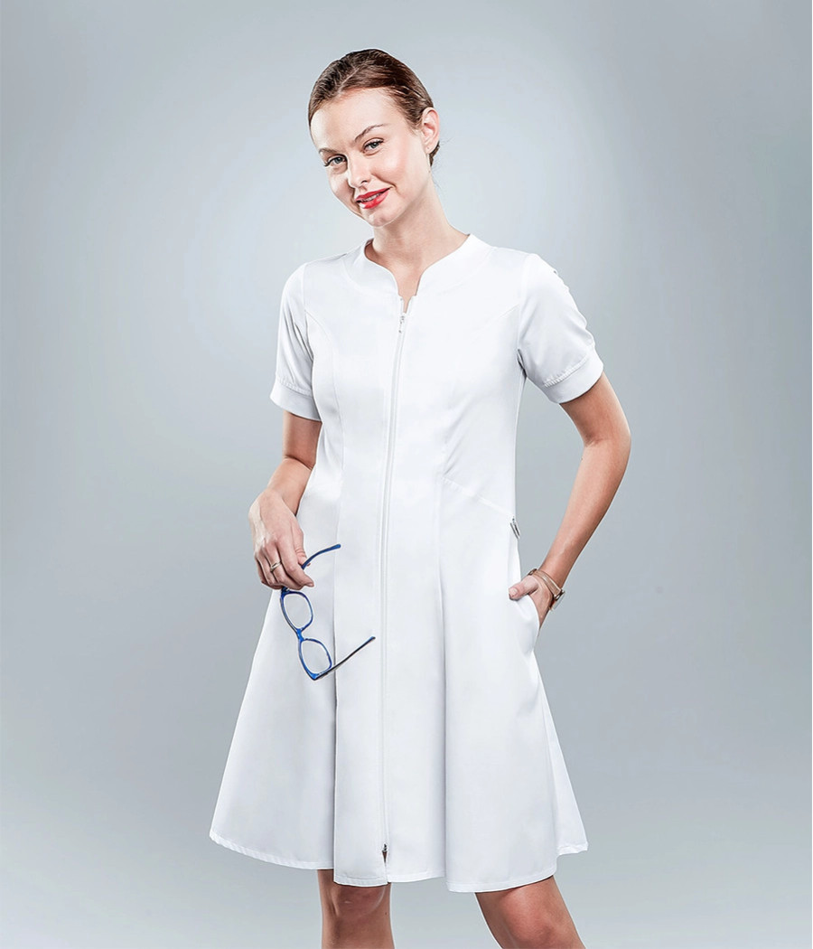 Sukienka medyczna damska rozkloszowana ze ściągaczem dzianinowym  0205 w kolorze białym OP K1