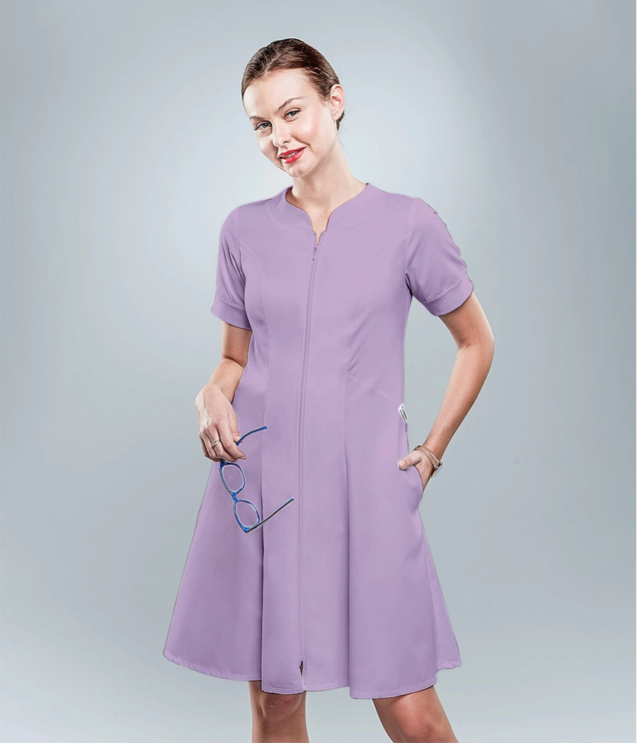 Sukienka medyczna damska rozkloszowana ze ściągaczem dzianinowym  0205 w kolorze wrzosowym OP K4