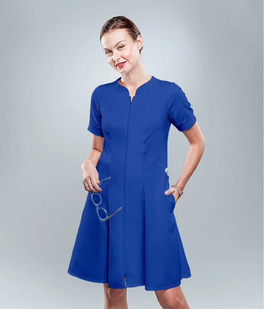 Sukienka medyczna damska rozkloszowana ze ściągaczem dzianinowym  0205 w kolorze chabrowym OP K8