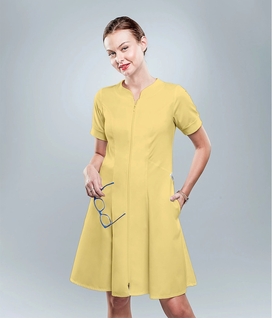 Sukienka medyczna damska rozkloszowana ze ściągaczem dzianinowym  0205 w kolorze bananowym OP K12