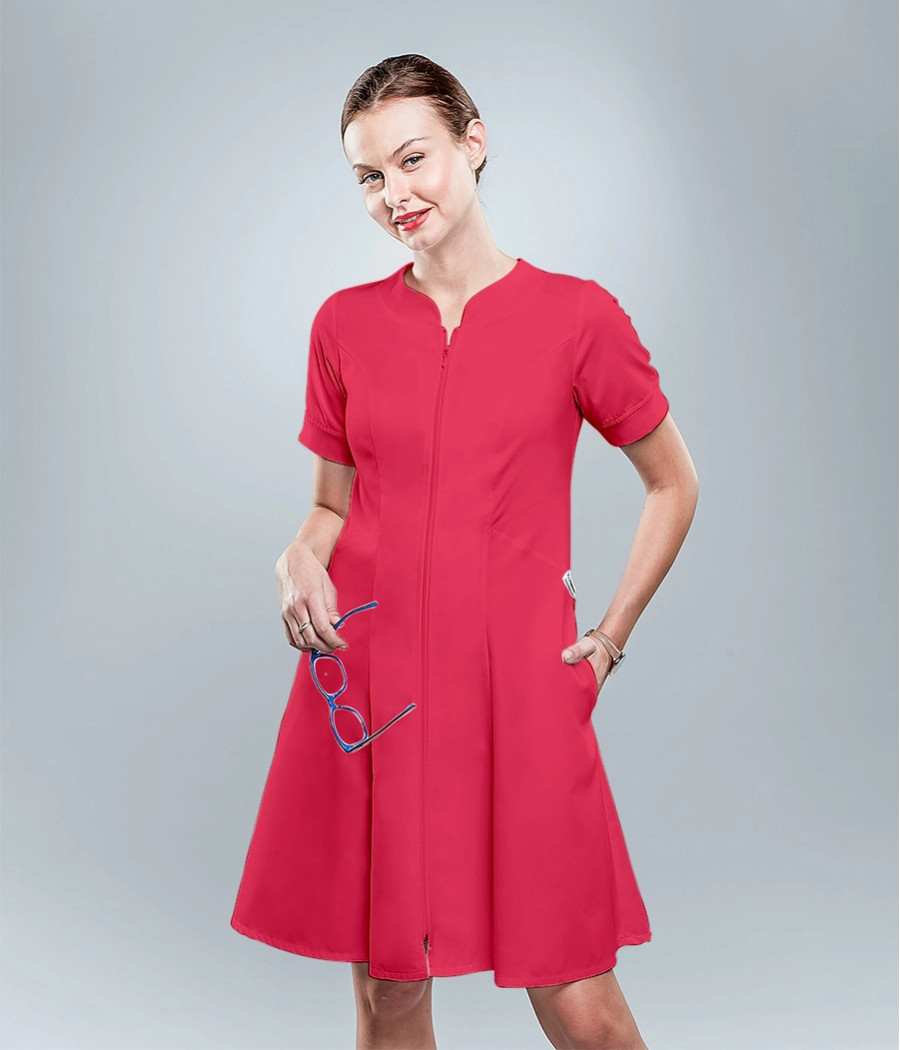 Sukienka medyczna damska rozkloszowana ze ściągaczem dzianinowym  0205 w kolorze fuksji OP K17