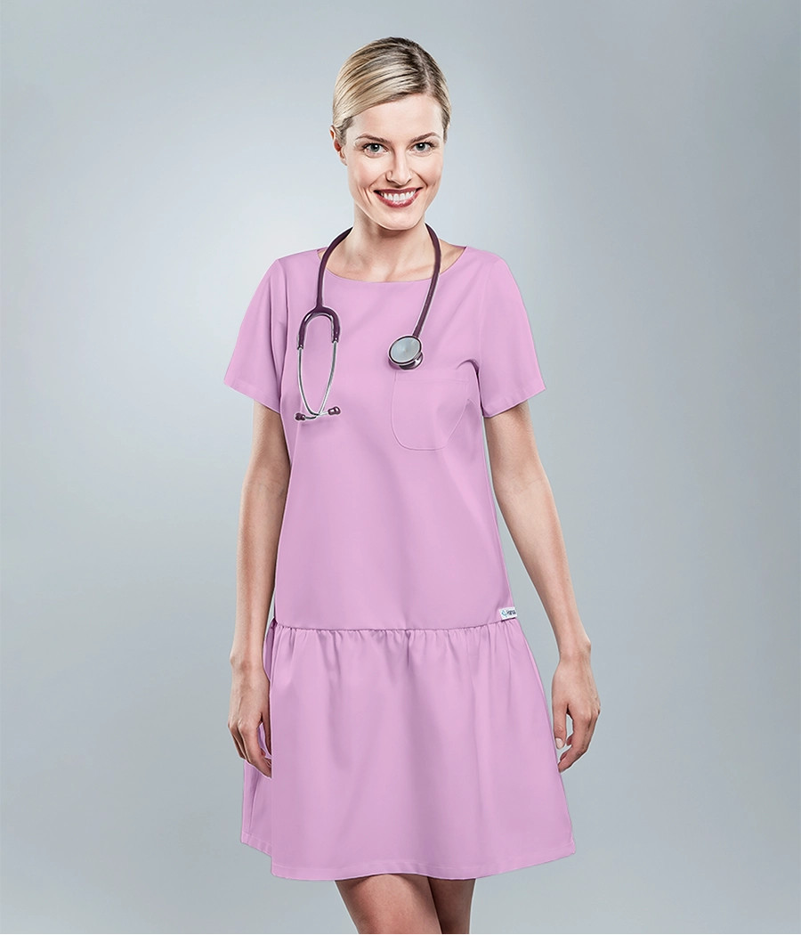 Sukienka medyczna damska z falbanką 0207 w kolorze wrzosowym OP K4