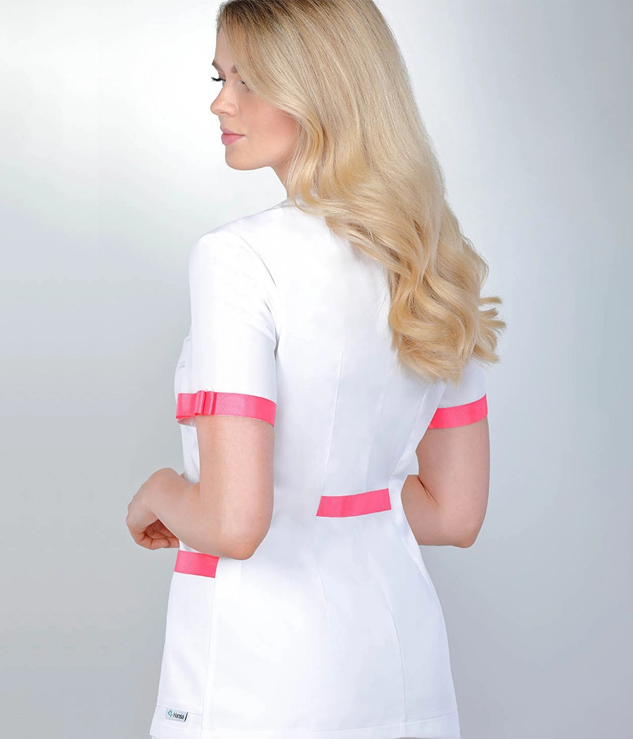 Bluza medyczna damska kokardki z taśmy rypsowej 1518 kolor tkaniny biały OP K1 i taśma rypsowa w kolorze fuksji OP K17