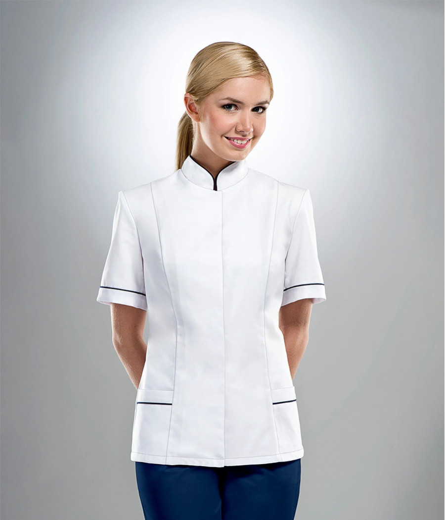 Bluza medyczna damska z krytą plisą ze stójką 1026 tkanina w białym OP K1
 i wstawki w granatowym OP K14