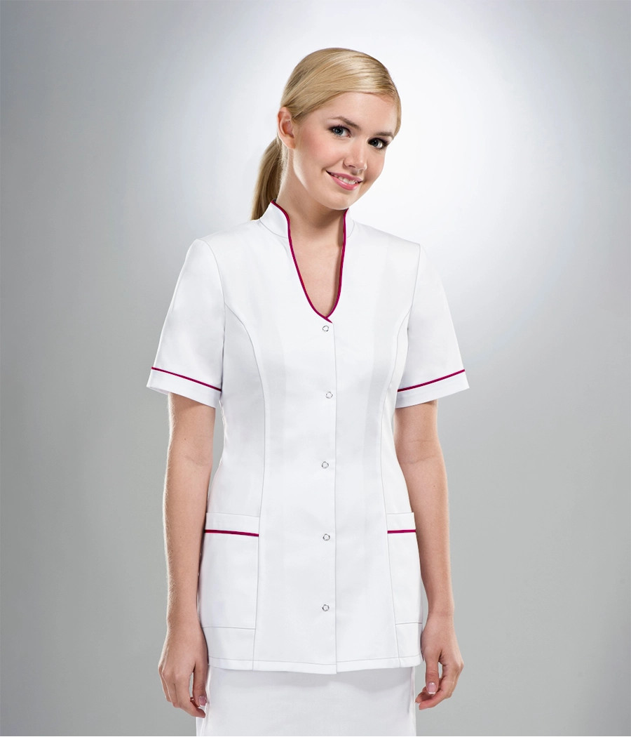 Bluza medyczna damska stójka i dekolt łezka 1027  tkanina w kolorze  białym OP K1 i wstawki w kolorze  ciemnej fuksji ST K33