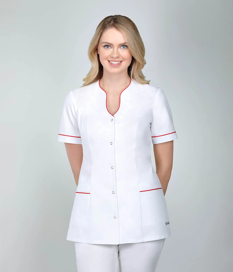 Bluza medyczna damska dekolt łezka 1037  tkanina w kolorze  białym OP K1 i wstawki w kolorze  ciemnej fuksji ST K33