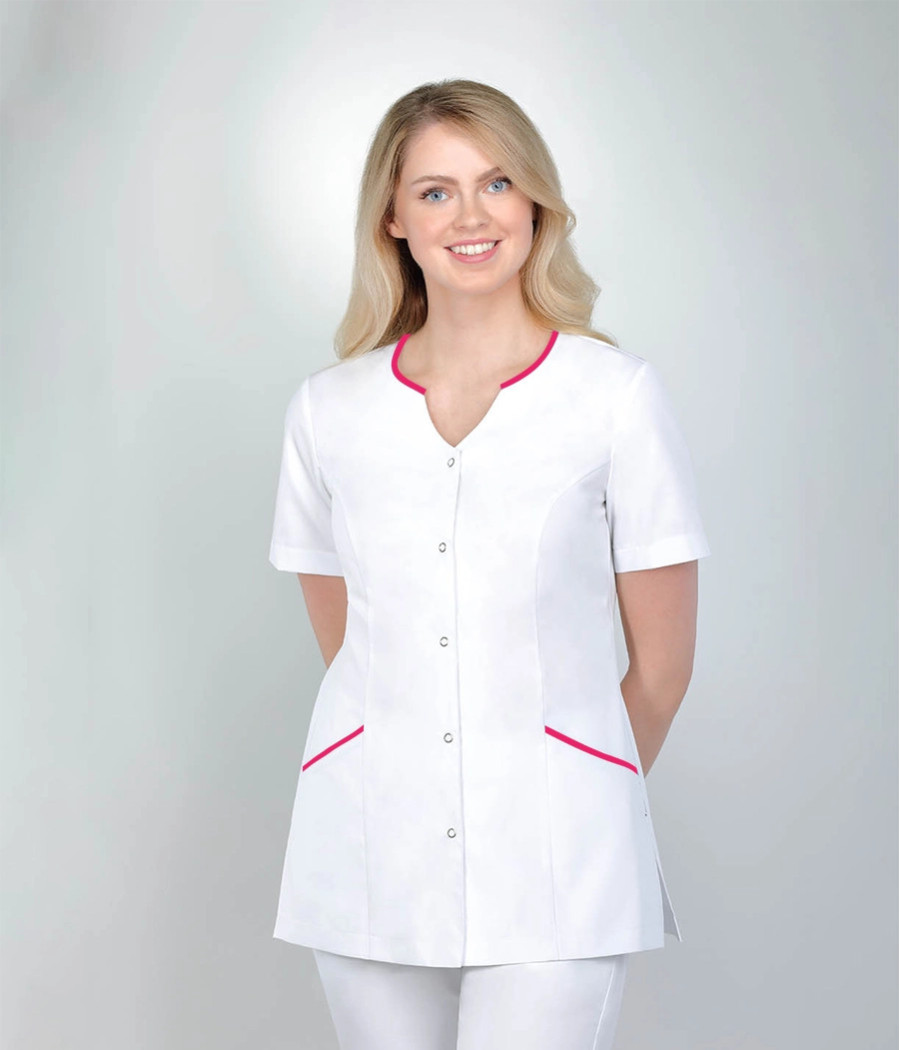 Bluza medyczna damska dekolt łezka z lamówkami 1523 tkanina w kolorze  białym OP K1 i wstawki w kolorze  ciemnej fuksji ST K33