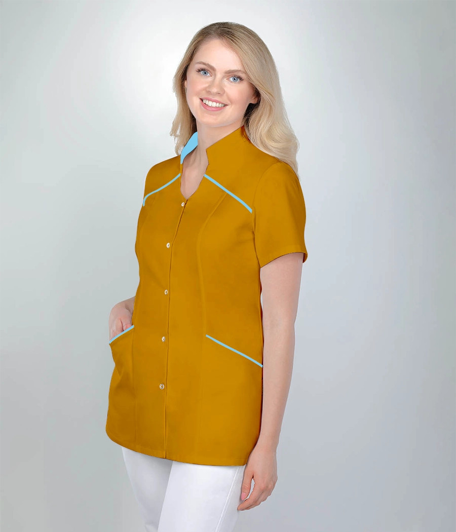 Bluza medyczna damska skośne cięcia ze stójką 1524  tkanina w kolorze miodowym ST K25 i wstawki w kolorze lazurowym OP K15
