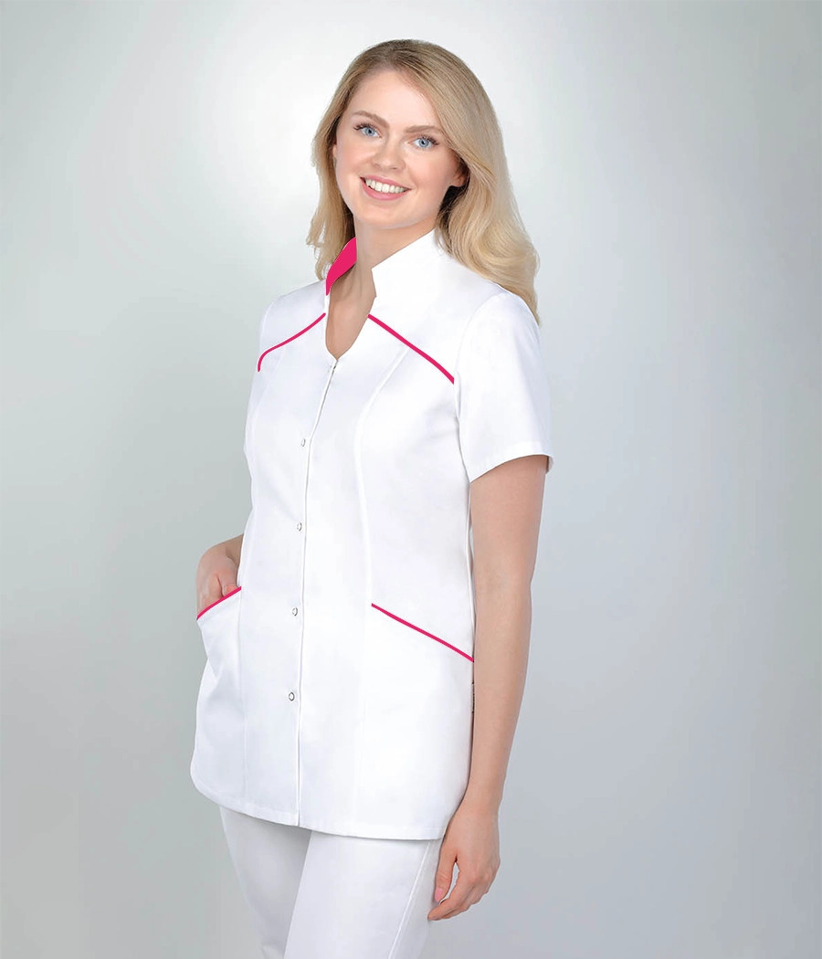 Bluza medyczna damska skośne cięcia ze stójką 1524  tkanina w kolorze  białym OP K1i wstawki w kolorze  ciemnej fuksji ST K33