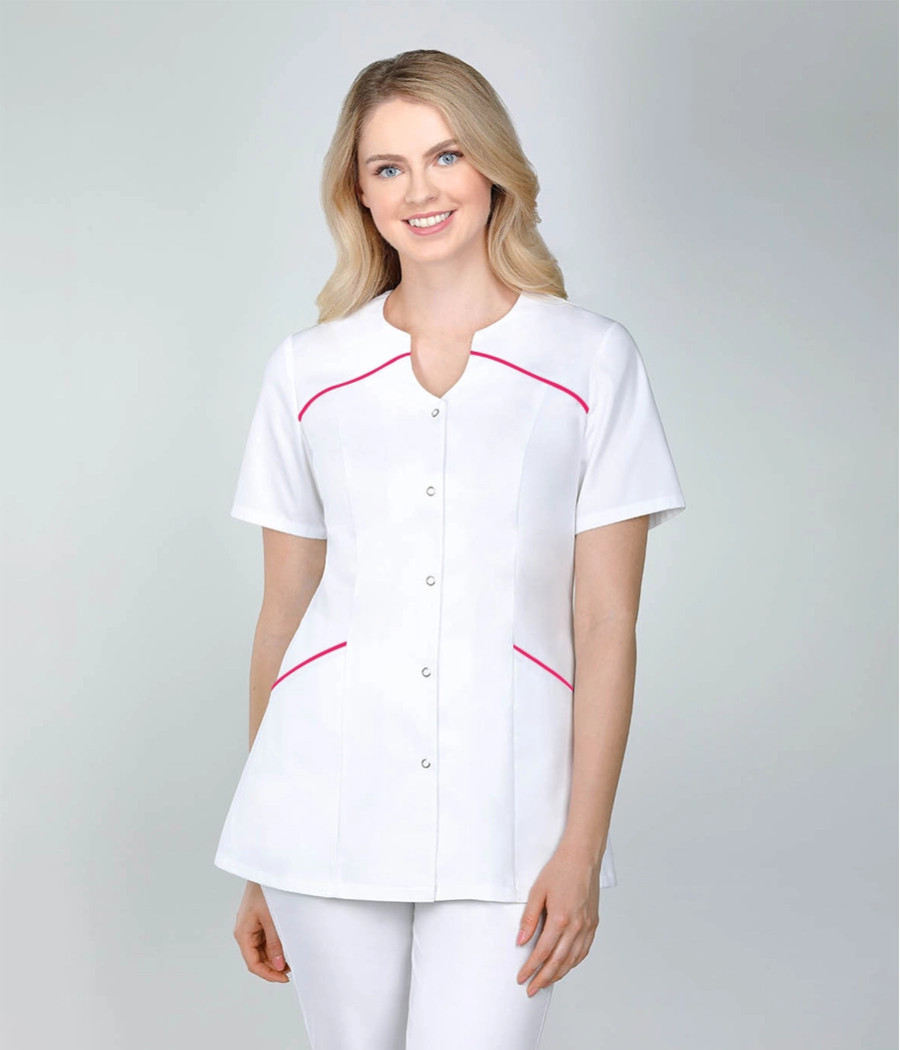 Bluza medyczna damska skośne cięcia bez stójki 1526  tkanina w kolorze  białym OP K1 i wstawki  w kolorze ciemnej fuksji ST K33