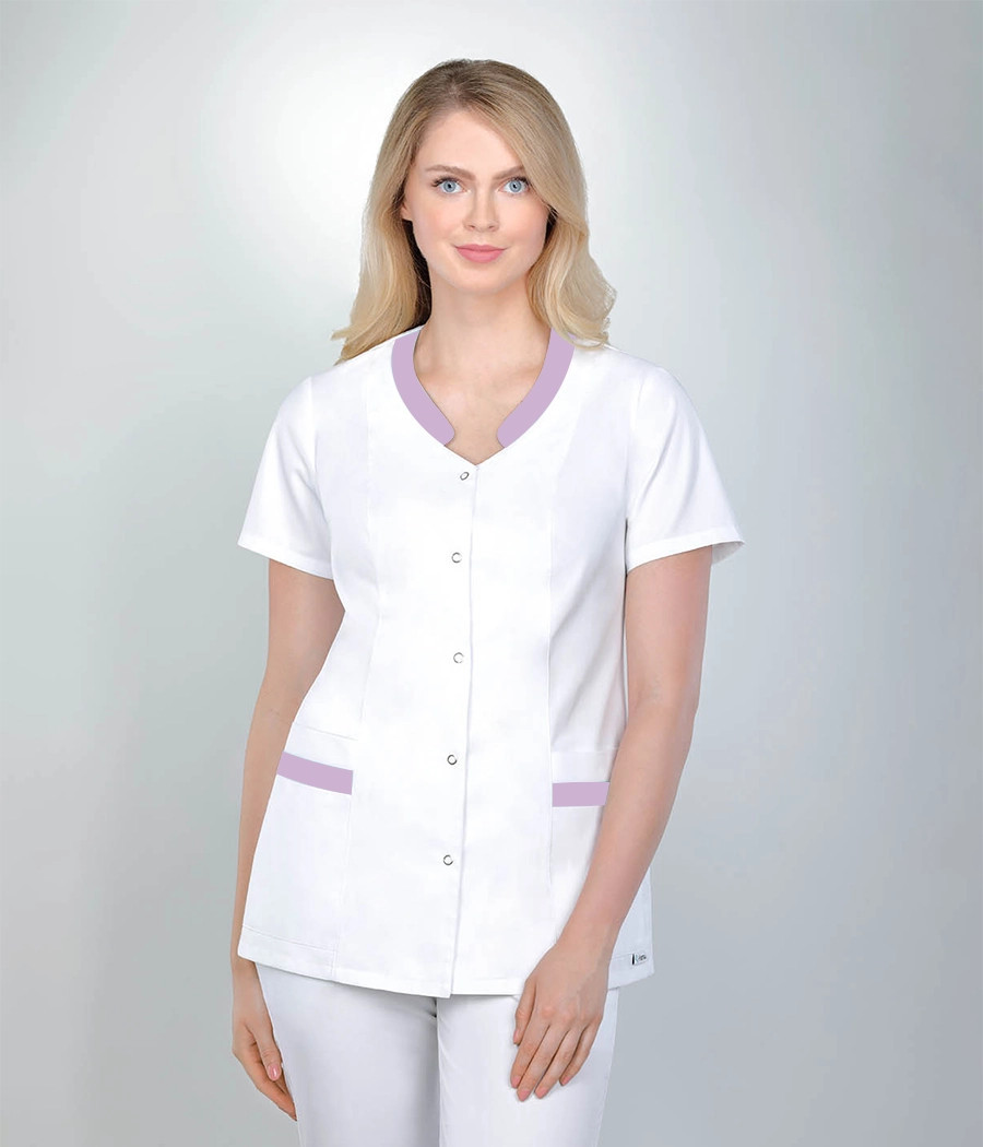 Bluza medyczna damska w serek z pliską 1527 tkanina w kolorze  białym OP K1 i wstawki w kolorze  wrzosowym OP K4