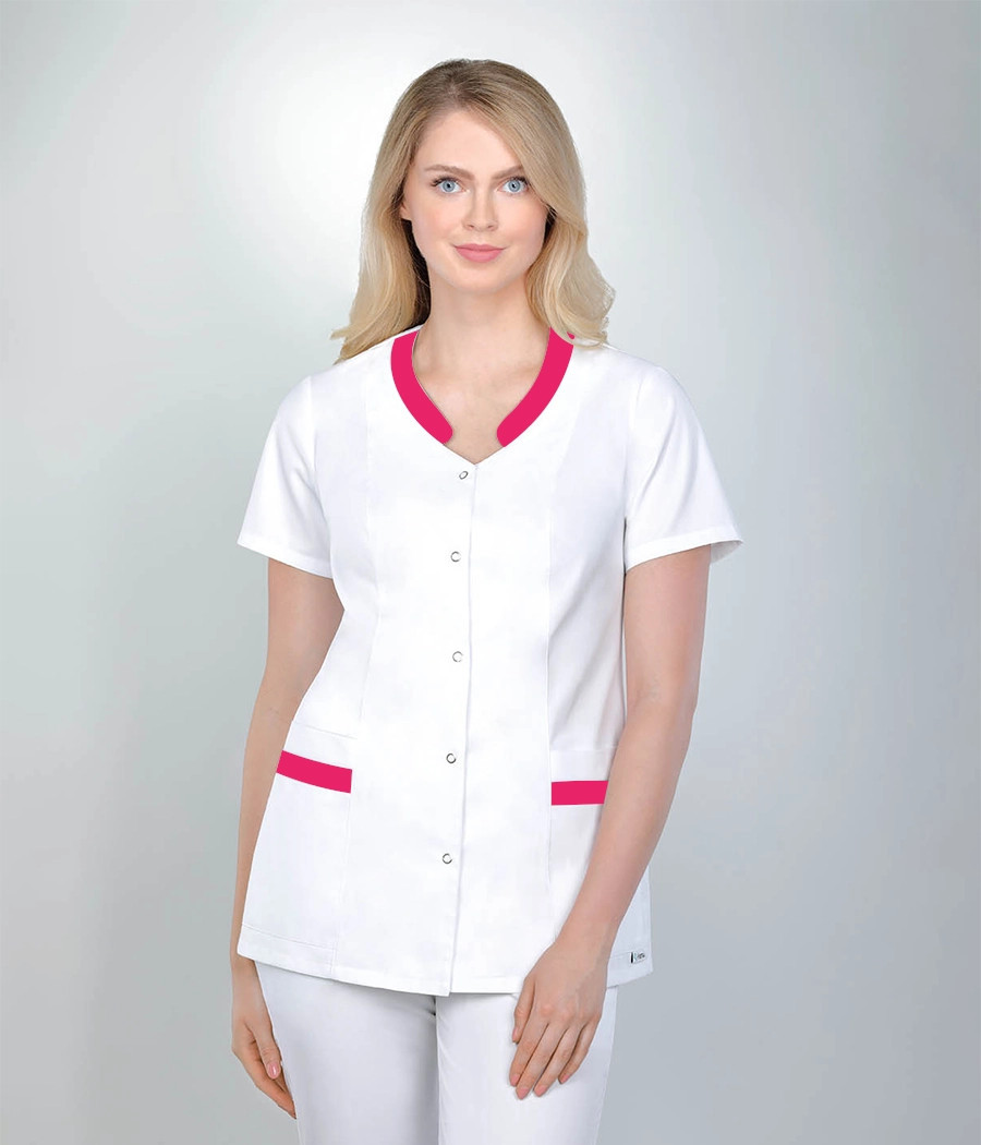 Bluza medyczna damska w serek z pliską 1527 tkanina w kolorze  białym OP K1 i wstawki w kolorze  ciemnej fuksji ST K33
