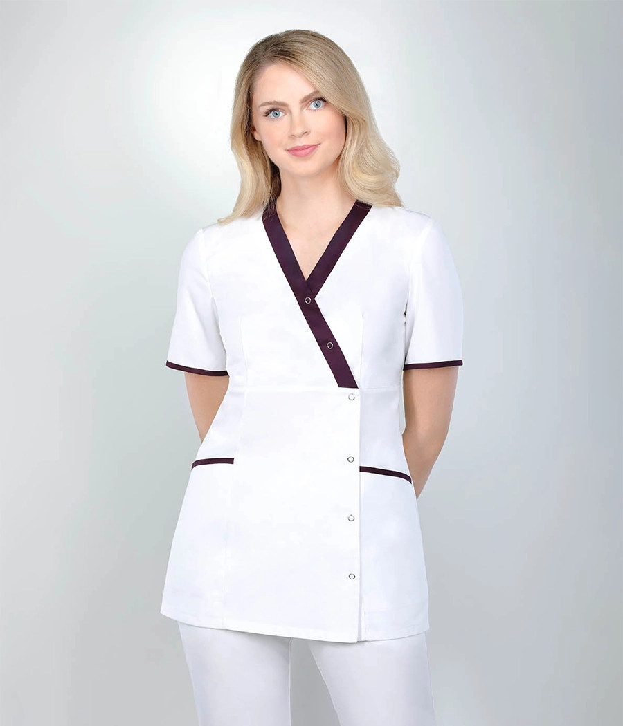 Bluza medyczna damska 1529 tkanina w kolorze białym OP K1 i wstawki w kolorze śliwkowym OP K21