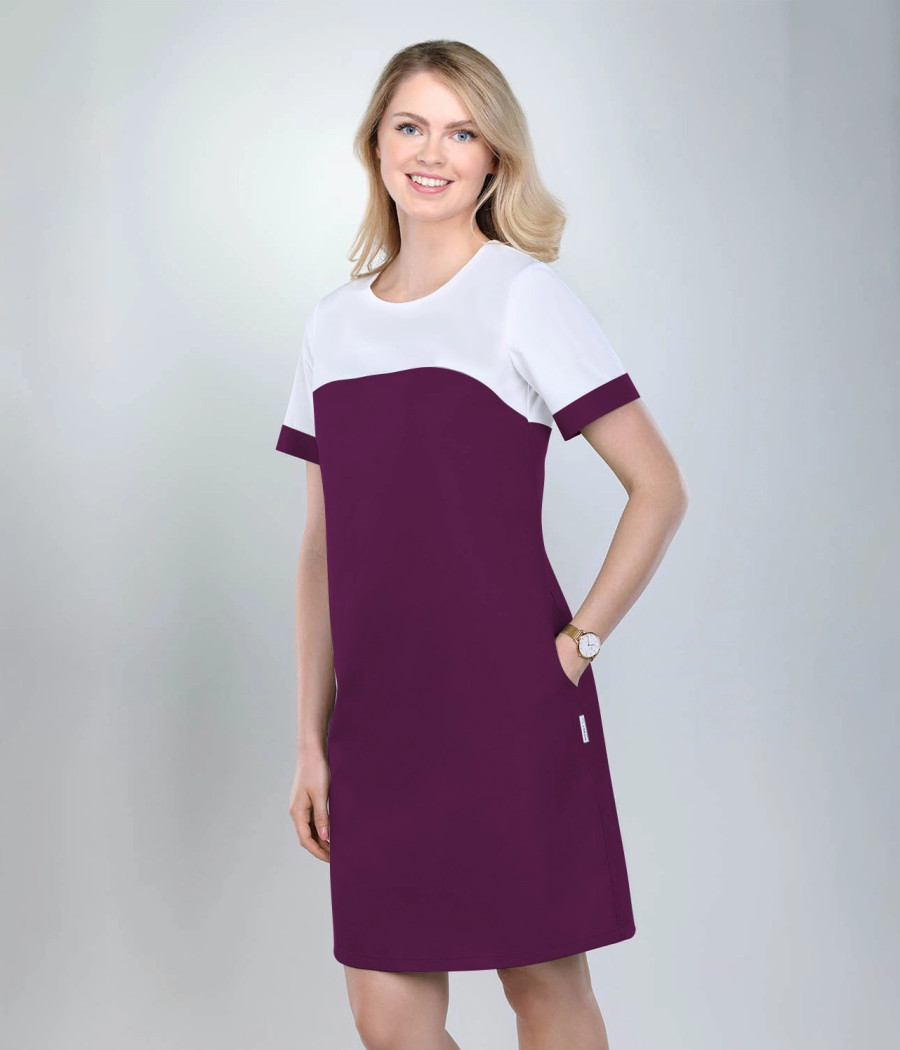 Sukienka medyczna damska dwukolorowa 0217 tkanina w  kolorze  śliwkowym OP K21, góra w kolorze  białym OP K1