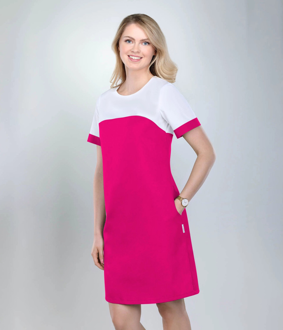 Sukienka medyczna damska dwukolorowa 0217 tkanina w  kolorze  ciemnej fuksji ST K33, góra w kolorze  białym OP K1
