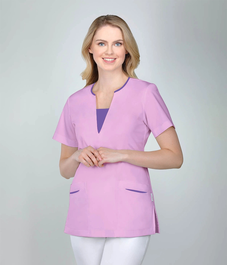 Bluza medyczna damska z ozdobnymi wstawkami 1809 tkanina w kolorze  różowym OP K3 i wstawki w kolorze  fioletowym OP K22