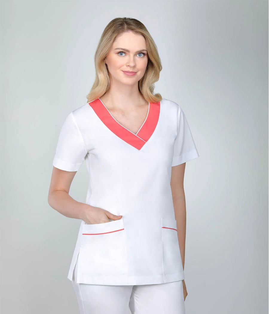 Bluza medyczna damska w dekolcie z ozdobną plisa 1810 tkanina w kolorze  białym OP K1 i wstawki w kolorze fuksji OP K17