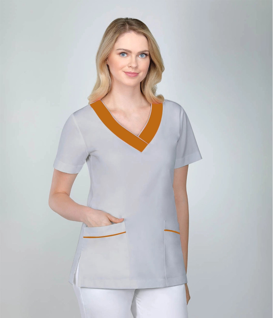 Bluza medyczna damska w dekolcie z ozdobną plisa 1810 tkanina w kolorze  szarym OP K2 i wstawki w kolorze  karmelowym ST K26
