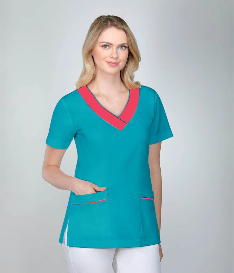 Bluza medyczna damska w dekolcie z ozdobną plisa 1810 tkanina w kolorze  turkusowym ST K29 i wstawki w kolorze fuksji OP K17