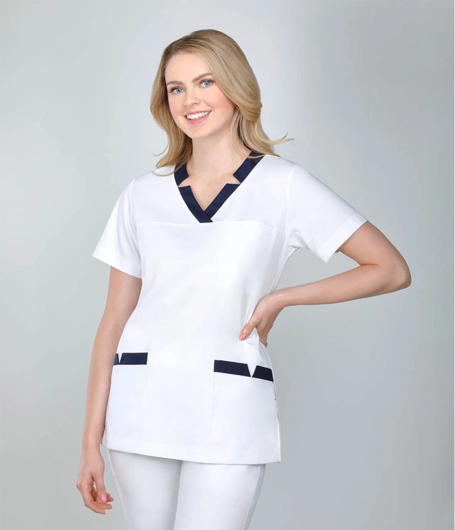 Bluza medyczna damska serek z ozdobnymi pliskami 1812  tkanina w kolorze białym OP K1 i wstawki w kolorze granatowym OP K14