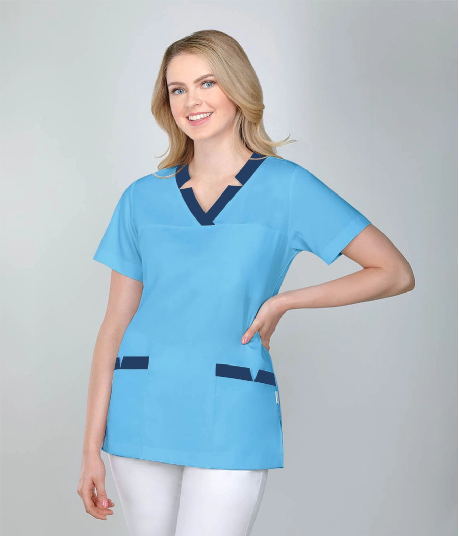 Bluza medyczna damska serek z ozdobnymi pliskami 1812 tkanina w kolorze  lazurowym OP K15 i wstawki w kolorze granatowym OP K14