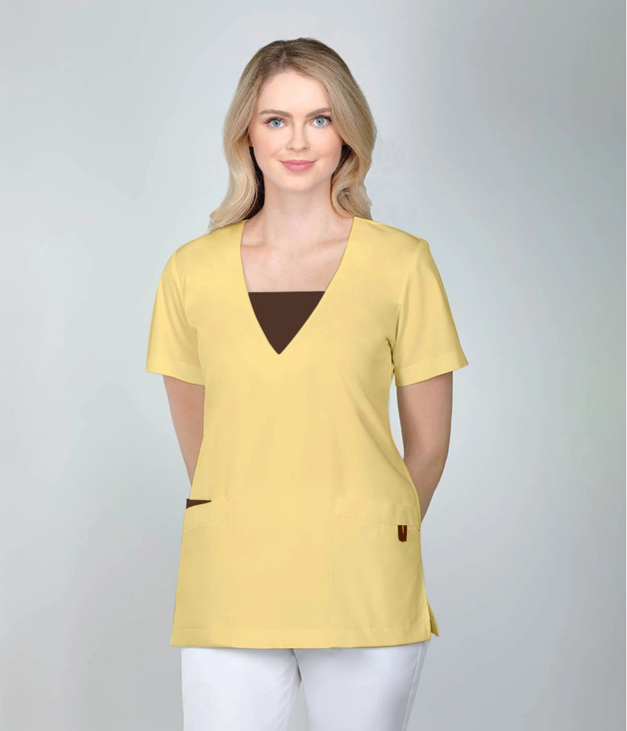 Bluza medyczna damska z zawieszką 1813 tkanina w kolorze  bananowym OP K12 i wstawki w kolorze  brązowym OP K20