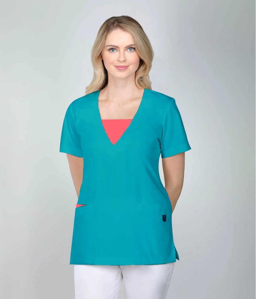 Bluza medyczna damska z zawieszką 1813 tkanina w kolorze  turkusowym ST K29 i wstawki w  kolorze  koralowym ST K32