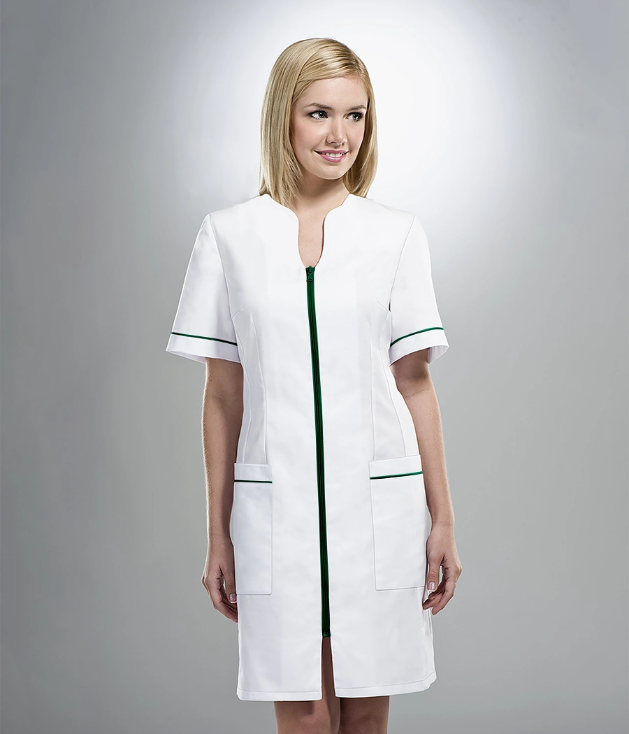 Fartuch medyczny damski z sutaszem 0011 kolor tkaniny biały OP K1
 i sutaszu zielony OP K6