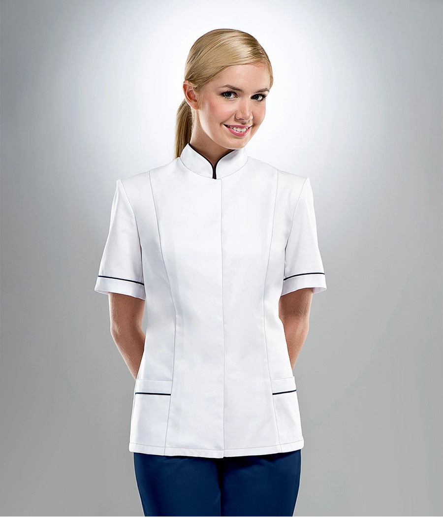 Bluza medyczna damska z krytą plisą ze stójką 1026 w kolorze białym OP K1 i wstawki w kolorze granatowym OP K14